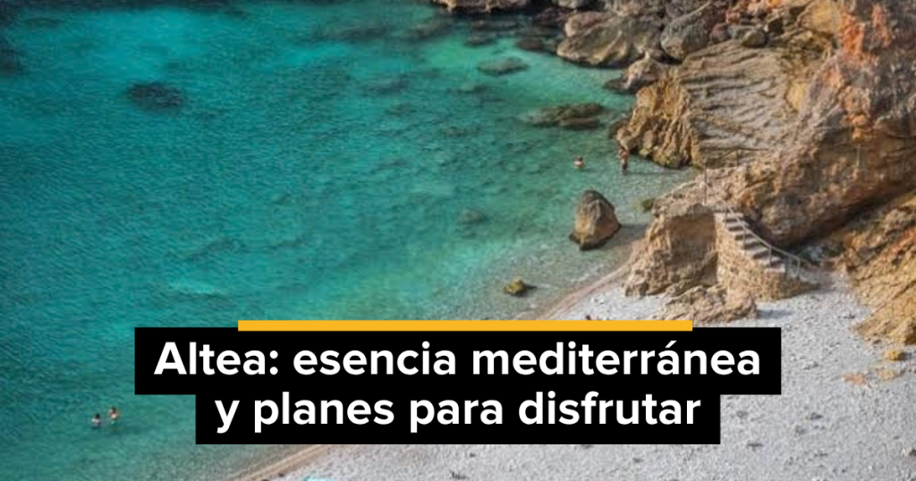 Cala Granadella en Jávea con aguas turquesas y acantilados rodeados de vegetación